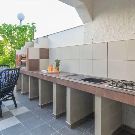 In With Terrace Vir