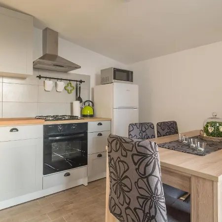 Spacious In With Terrace Vir
