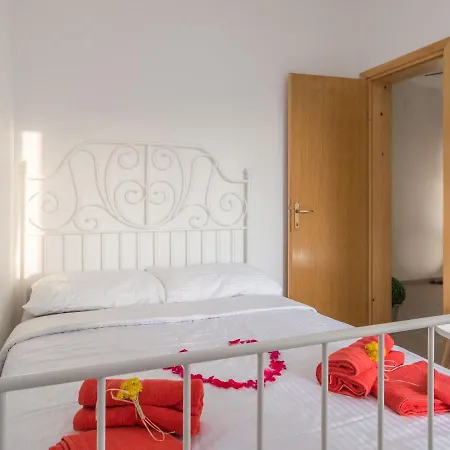 Spacious In With Terrace Vir